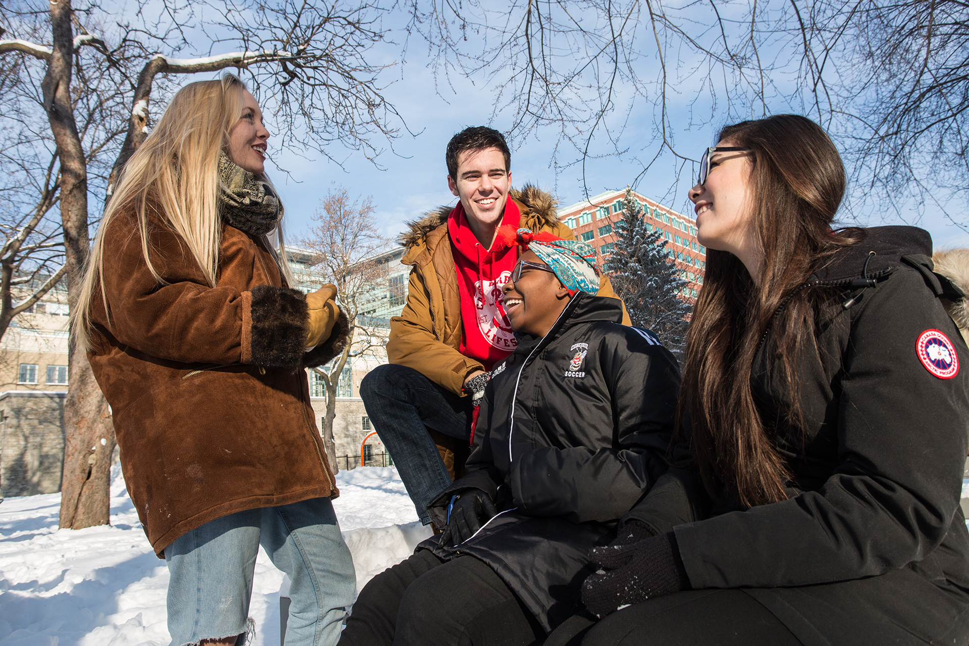 Des étudiants discutent dehors en hiver
