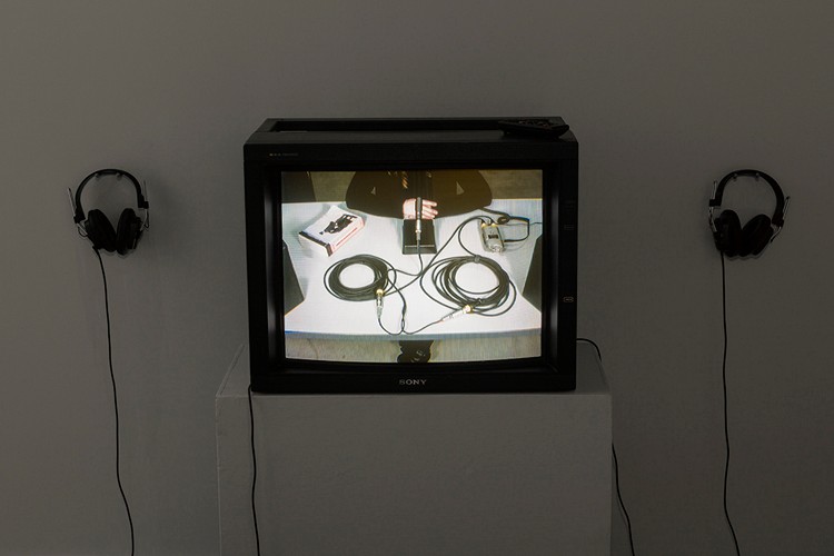 Kandis Friesen, Etj Kjenn Nijch Plaut'dietsch, installation, looped video, sound, inkjet with pigmented ink on archival photographic cotton rag