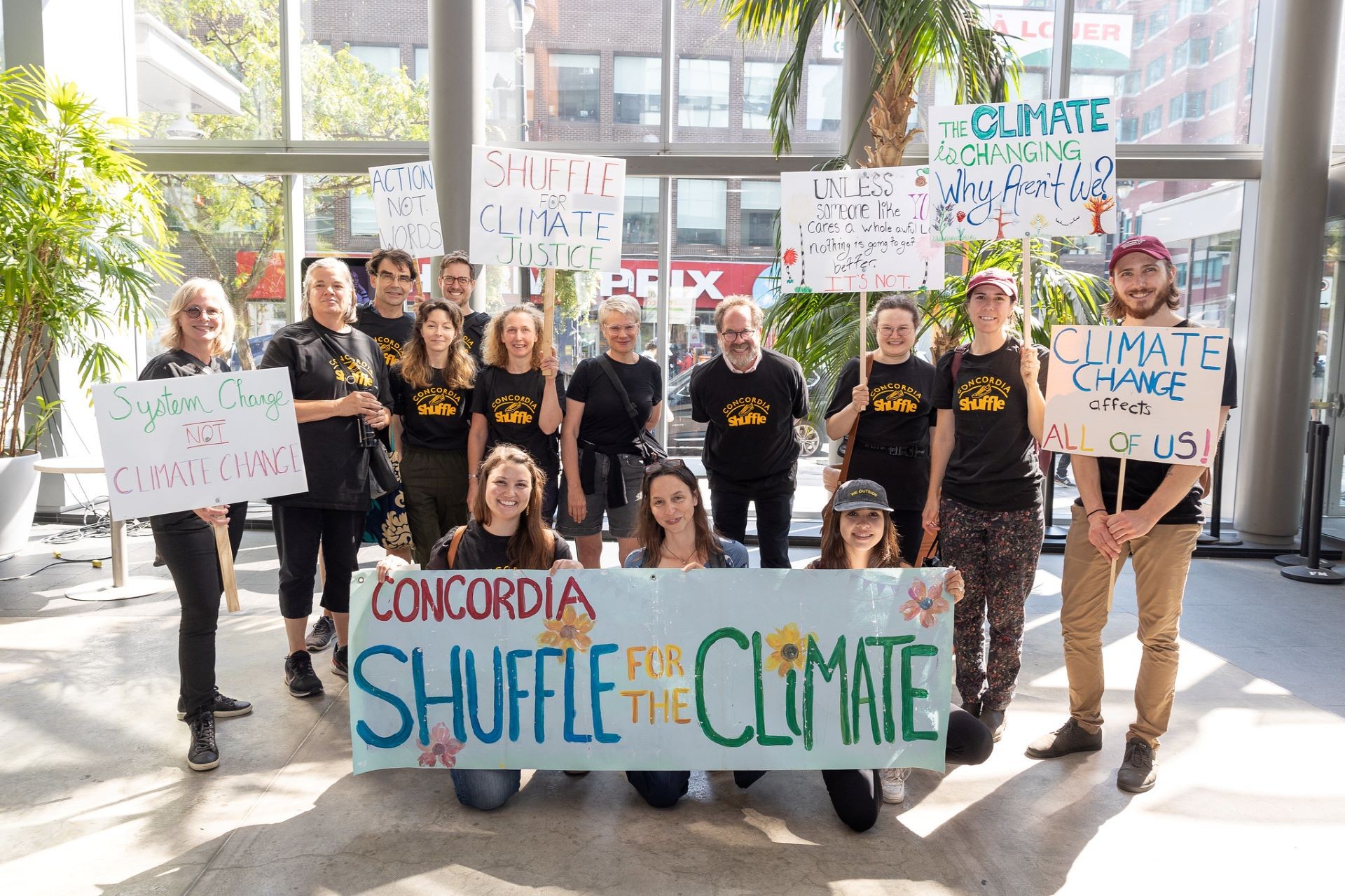 L’équipe « Shuffle for Climate Justice » se prépare à la marche entre le campus Sir George Williams et le campus Loyola à Shuffle 34.