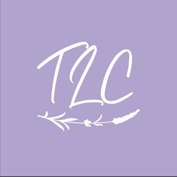 Un logo représentant les lettres « TLC » et un brin de lavande en blanc sur fond violet.