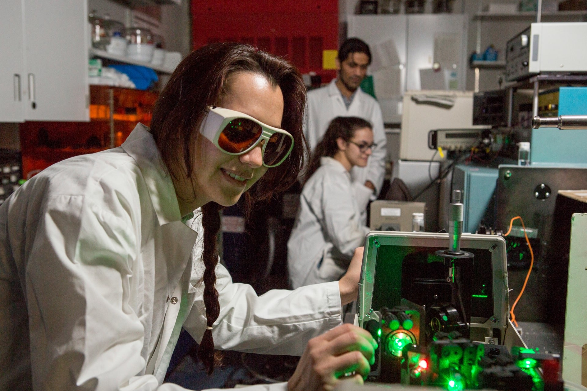 Femme portant des lunettes de protection rouges dans un laboratoire
