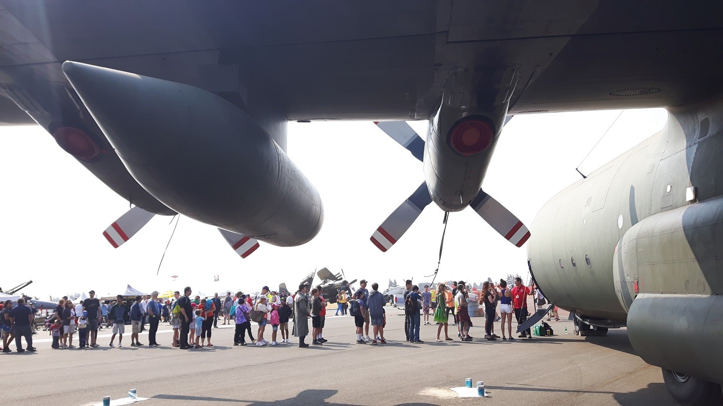 Des visiteurs du spectacle aérien d’Abbotsford attendent pour visiter le poste de pilotage d’un appareil Hercules C-130 en août 2017