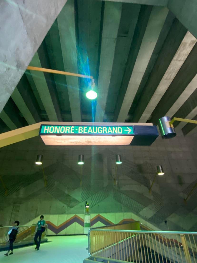 L’inscription « Honoré-Beaugrand » dans une station de métro de la ligne verte, à Montréal.
