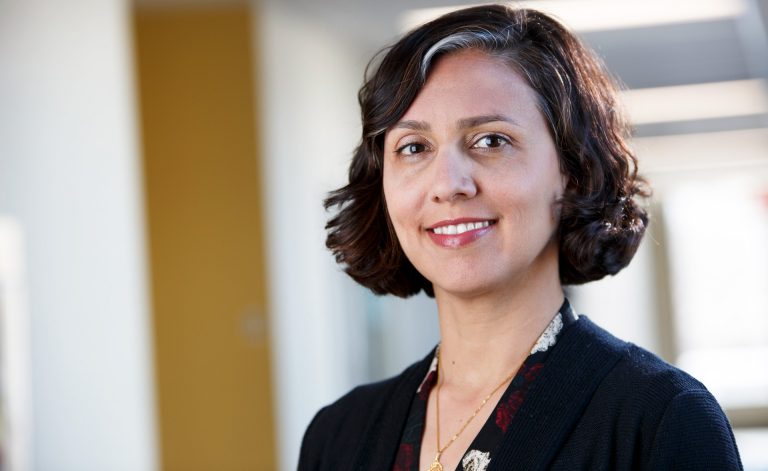 Nadia Chaudhri souhaite aider les chercheurs à mieux comprendre comment les alcooliques peuvent éviter la rechute. | © l’Université Concordia, photo par Lisa Graves 