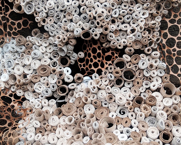 Une étudiante en beaux-arts de Concordia crée des sculptures écologiques en papier « sauveur d’abeilles »