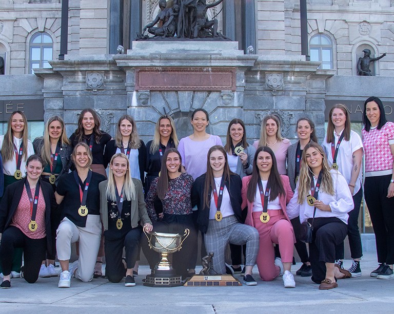 L’Assemblée nationale du Québec reçoit les championnes de l’équipe féminine de hockey des Stingers de Concordia