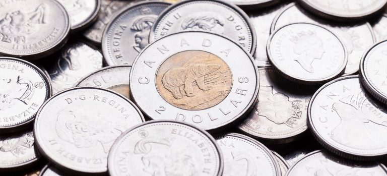 Une petite pile de pièces de monnaie canadiennes