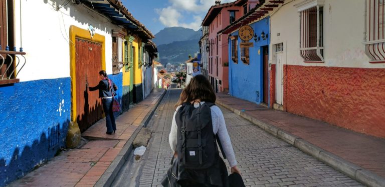 Une écolière marche dans une rue de Bogota, en Colombie.
