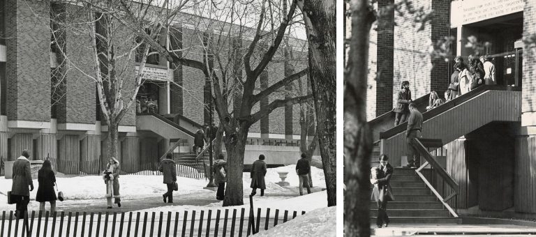 Images d'archives en noir et blanc de personnes marchant dans la neige vers un bâtiment gris avec un escalier en béton.