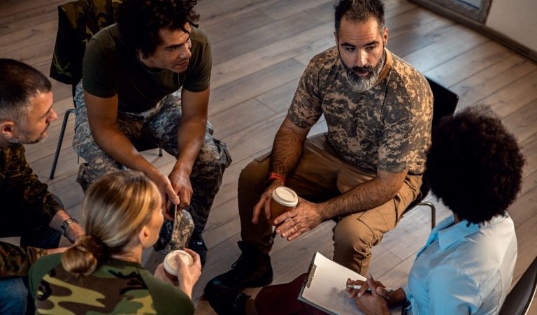 Un groupe diversifié de vétérans en thérapie de groupe