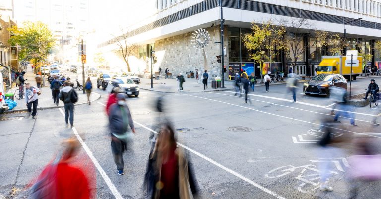 Personnes en mouvement dans une rue animée