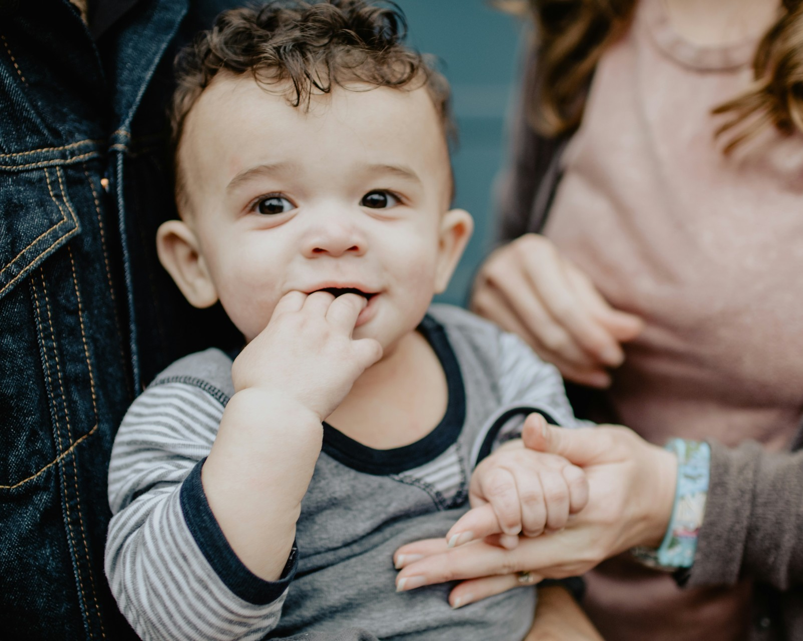 Les choix linguistiques de la mère sont doublement déterminants dans les familles bilingues, selon une nouvelle étude