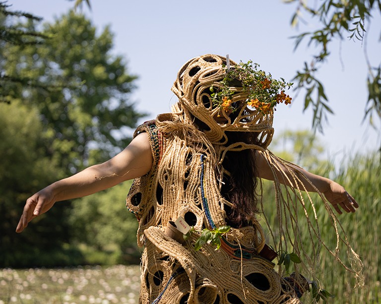 Du jardinage aux relations humaines : la diplômée en beaux-arts Khadija Baker prend part à une exposition au Musée canadien de la nature