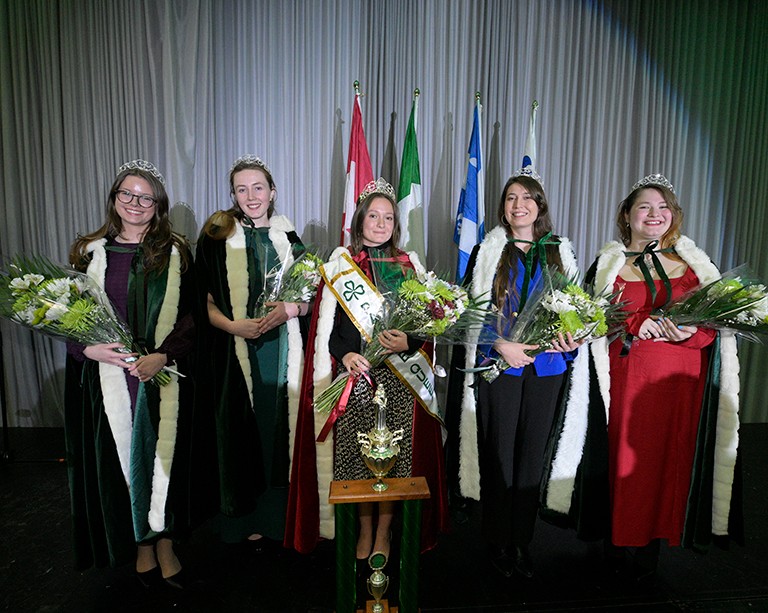 La reine et les princesses du défilé de la Saint-Patrick à Montréal, un cortège entièrement concordien