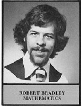 Photo de l'annuaire de Robert Bradley en noir et blanc; il porte une robe académique sur un costume et une cravate.