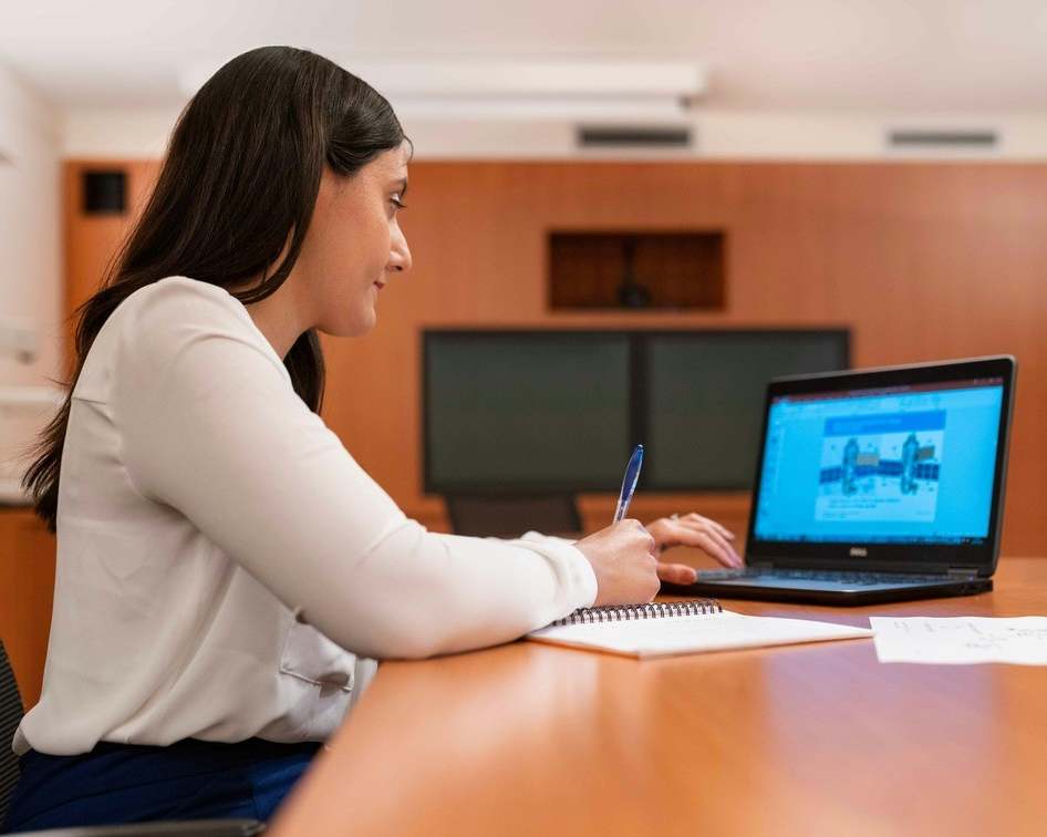 Quadbridge renouvelle son engagement envers les femmes qui font des études en gestion et en technologies en faisant un don de 60 000 $