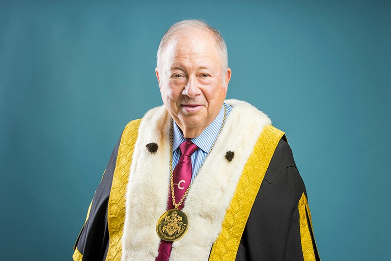 portrait d'un homme portant une robe de chancelier marine ornée d'un tissu doré et d'une fourrure blanche