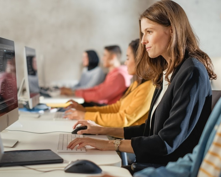 Pourquoi les adultes apprennent différemment : six principes guidant l’éducation permanente