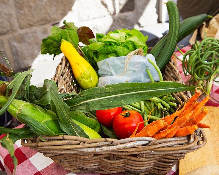 Les fruits et légumes frais locaux du marché agricole de Concordia sont de retour sur le campus cet automne