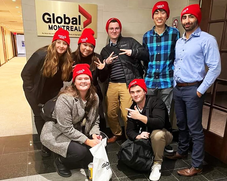 Des étudiantes et étudiants de l’Université Concordia visitent les studios de Global TV à l’occasion des élections québécoises