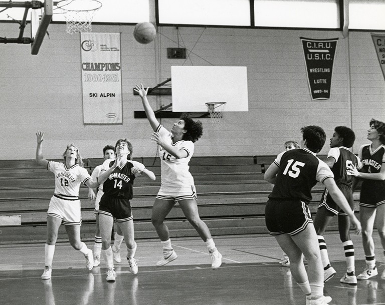 Photo d'archives en noir et blanc de femmes jouant au basket-ball