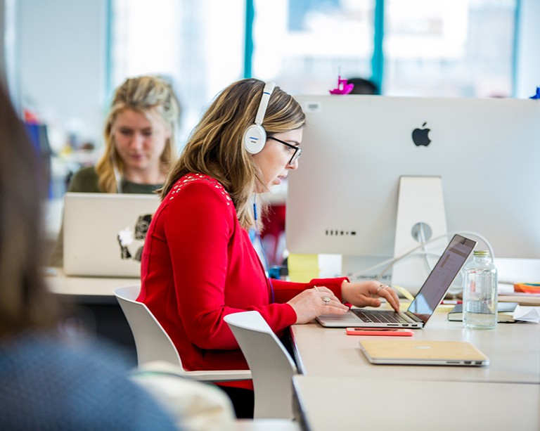 Les membres du corps professoral et du personnel de l’Université Concordia passent aux téléphones logiciels Teams pour un campus plus intelligent et plus branché